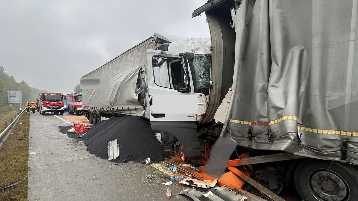 Střet dvou kamionů zavřel dálnici D5 na Plzeňsku